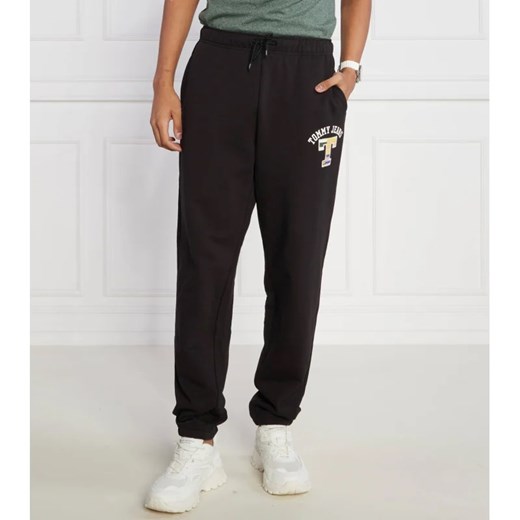 Tommy Jeans Spodnie dresowe TJM RLX LUXE GRAPHIC | Regular Fit ze sklepu Gomez Fashion Store w kategorii Spodnie męskie - zdjęcie 164323933