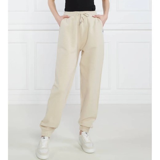 CALVIN KLEIN JEANS Spodnie dresowe TAB OTTOMAN | Straight fit ze sklepu Gomez Fashion Store w kategorii Spodnie damskie - zdjęcie 164336650