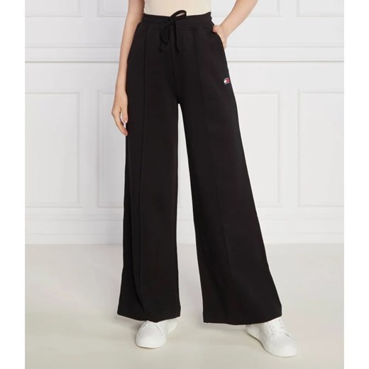 Tommy Jeans Spodnie dresowe TJW XS BADGE STRT LEG | flare fit ze sklepu Gomez Fashion Store w kategorii Spodnie damskie - zdjęcie 164338490