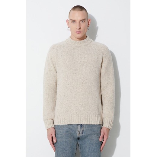 Universal Works sweter wełniany VINCENT TURTLE NECK męski kolor beżowy ciepły 29472 ze sklepu PRM w kategorii Swetry męskie - zdjęcie 164357083