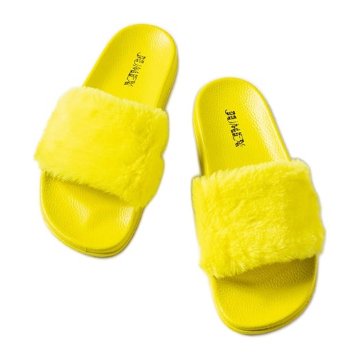 Żółte klapki z futerkiem Raffaele ze sklepu ButyModne.pl w kategorii Klapki damskie - zdjęcie 164429310