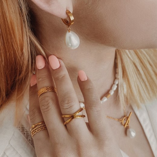 Kolczyki wiszące kółeczka pozłacane z perłami seashell Manoki manoki.pl