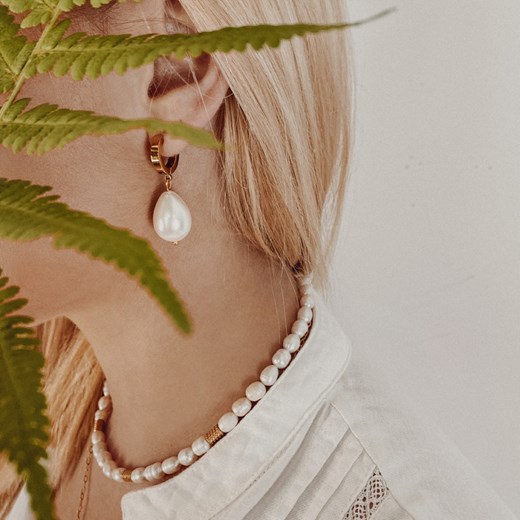 Kolczyki wiszące kółeczka pozłacane z perłami seashell Manoki manoki.pl