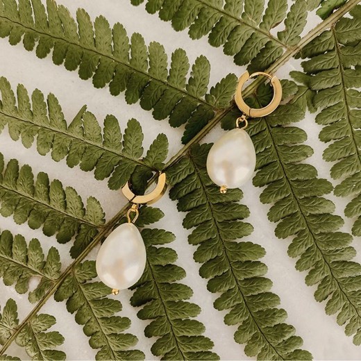 Kolczyki wiszące kółeczka pozłacane z perłami seashell Manoki manoki.pl