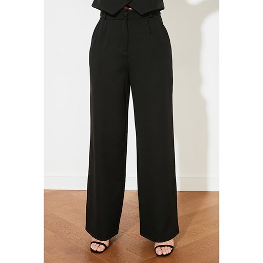 trendyol Spodnie w kolorze czarnym ze sklepu Limango Polska w kategorii Spodnie damskie - zdjęcie 164518241