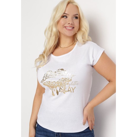 Biały T-shirt z Metalicznym Złotym Nadrukiem Slay Khaji ze sklepu Born2be Odzież w kategorii Bluzki damskie - zdjęcie 164562980