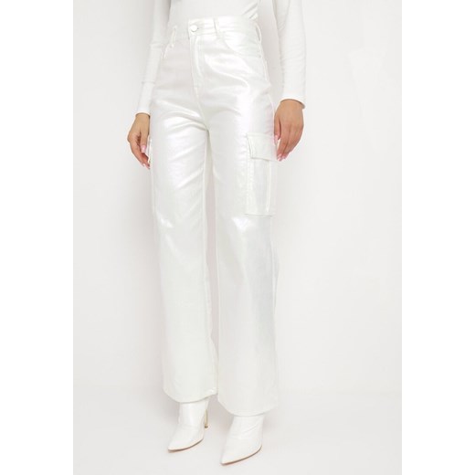 Białe Spodnie Bojówki z Metalicznym Połyskiem i Bocznymi Kieszeniami Ommess ze sklepu Born2be Odzież w kategorii Spodnie damskie - zdjęcie 164569172