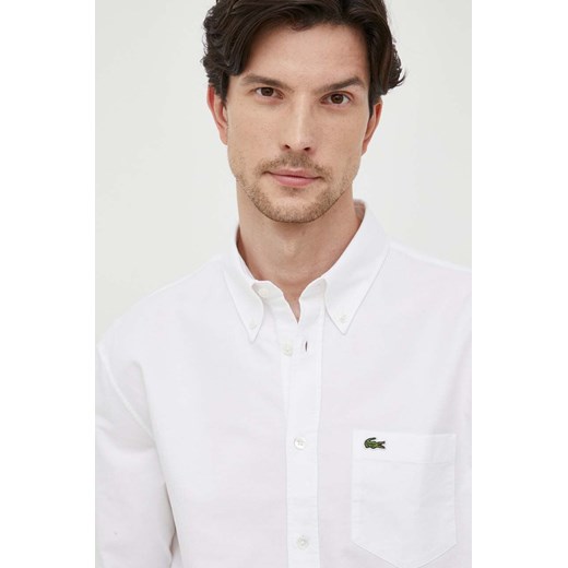 Lacoste koszula bawełniana męska kolor biały regular z kołnierzykiem button-down ze sklepu PRM w kategorii Koszule męskie - zdjęcie 164576062