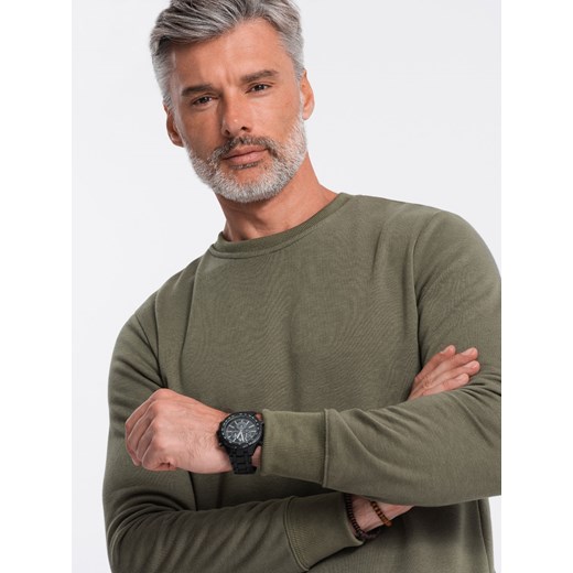 Bluza męska bez kaptura BASIC - ciemnooliwkowa V11 OM-SSBN-0119 ze sklepu ombre w kategorii Bluzy męskie - zdjęcie 164685841