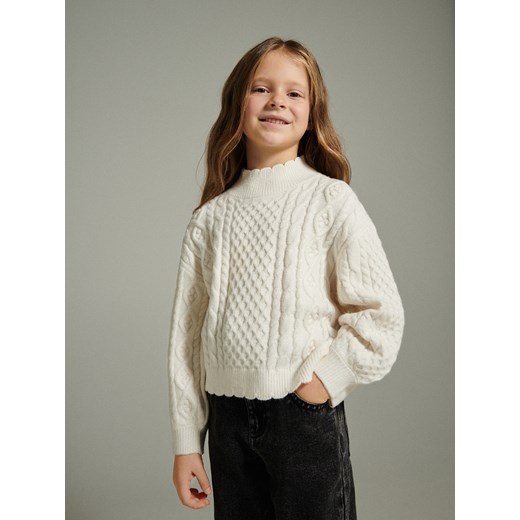 Reserved - Sweter o warkoczowym splocie - złamana biel ze sklepu Reserved w kategorii Swetry dziewczęce - zdjęcie 164927302