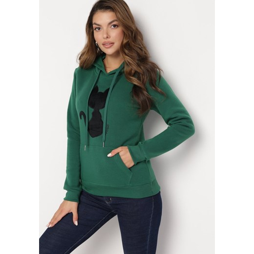 Zielona Bluza Wkładana Przez Głowę z Nadrukiem Czarnego Kota Ilio ze sklepu Born2be Odzież w kategorii Bluzy damskie - zdjęcie 164927823