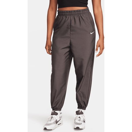 Damskie joggery z tkaniny Nike Sportswear - Brązowy ze sklepu Nike poland w kategorii Spodnie damskie - zdjęcie 164937052
