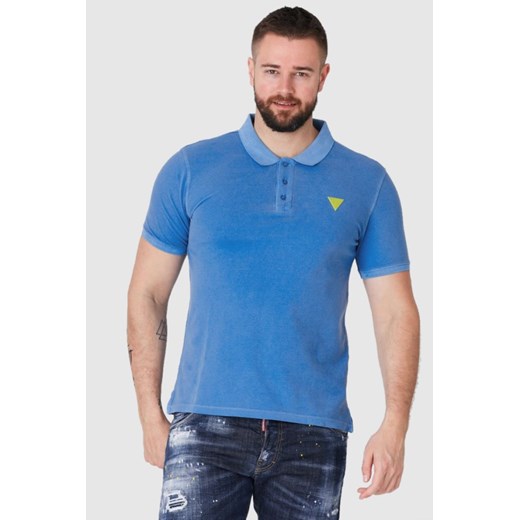 GUESS Niebieska koszulka polo z żółtym logo, Wybierz rozmiar L ze sklepu outfit.pl w kategorii T-shirty męskie - zdjęcie 165010184