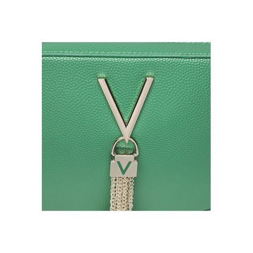 VALENTINO Mała zielona torebka o teksturze skóry z ozdobnym V divina haversack Valentino By Mario Valentino okazyjna cena outfit.pl