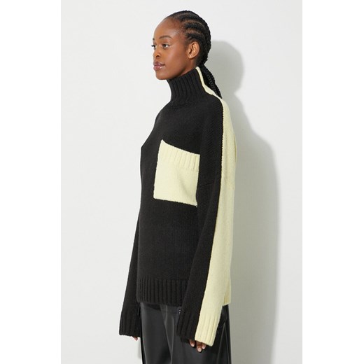 JW Anderson sweter wełniany damski kolor czarny z półgolfem KW1004.YN0144 ze sklepu PRM w kategorii Swetry damskie - zdjęcie 165050304