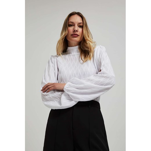 Bluzka z półgolfem i bufiastymi rękawami biała ze sklepu Moodo.pl w kategorii Bluzki damskie - zdjęcie 165142263