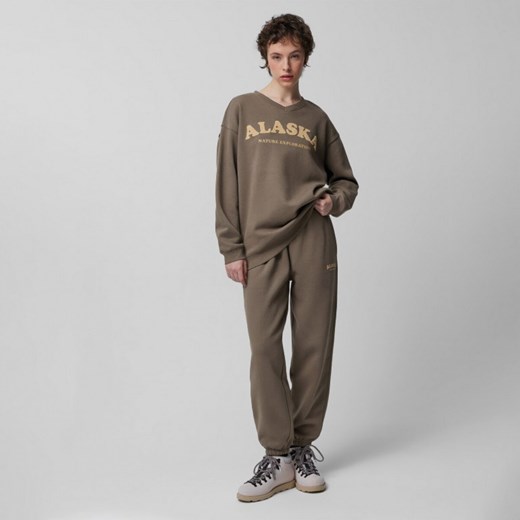 Damskie spodnie dresowe Outhorn OTHAW23TTROF485 - khaki Outhorn L Sportstylestory.com