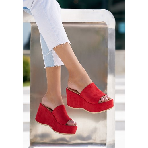 Czerwone klapki na platformie Belona ze sklepu Zapatos w kategorii Klapki damskie - zdjęcie 165299172