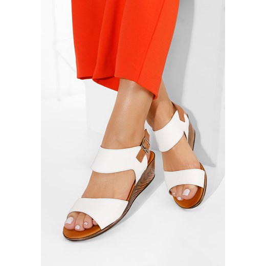 Białe sandały na niskim koturnie Azara ze sklepu Zapatos w kategorii Sandały damskie - zdjęcie 165299374