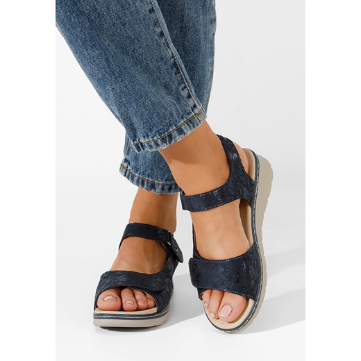 Granatowe sandały na koturnie Alsanda ze sklepu Zapatos w kategorii Sandały damskie - zdjęcie 165301044