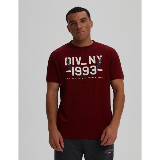 Koszulka NYC SIRO Czerwony Melanż S ze sklepu Diverse w kategorii T-shirty męskie - zdjęcie 165369283