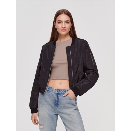 Czarna kurtka bomberka z ozdobną kieszonką na rękawie House S House