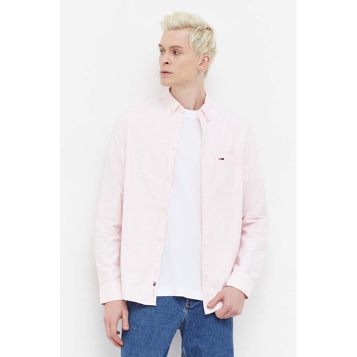 Tommy Jeans koszula bawełniana męska kolor różowy regular z kołnierzykiem button-down DM0DM18335 ze sklepu ANSWEAR.com w kategorii Koszule męskie - zdjęcie 165431621