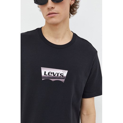 T-shirt męski Levi's czarny z krótkim rękawem młodzieżowy z nadrukami na wiosnę 