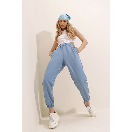 Trend Alacati Spodnie dresowe w kolorze błękitnym Trend Alacati M wyprzedaż Limango Polska