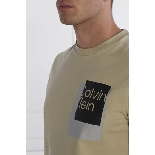 T-shirt męski Calvin Klein beżowy młodzieżowy bawełniany 