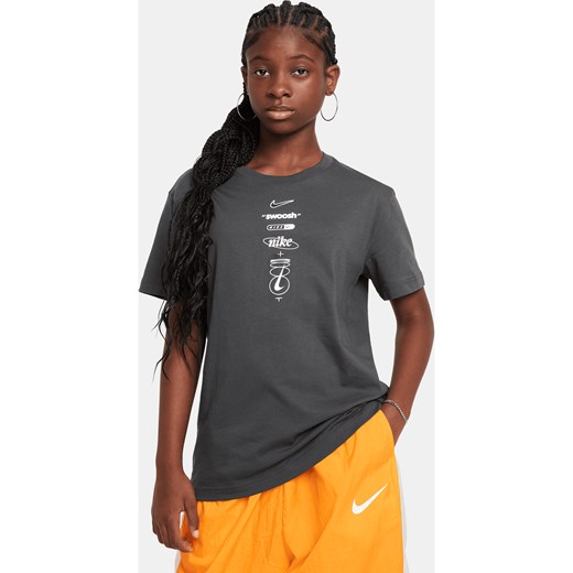 T-shirt dla dużych dzieci (dziewcząt) Nike Sportswear - Szary ze sklepu Nike poland w kategorii Bluzki dziewczęce - zdjęcie 165632730