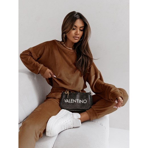 Welurowy komplet spodnie + bluza z dekoltem na plecach DELFI - karmelowy Magmac one size okazyjna cena magmac.pl