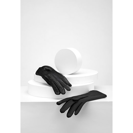 Czarne rękawiczki z pomponem z futra naturalnego ze sklepu Molton w kategorii Rękawiczki damskie - zdjęcie 165687153