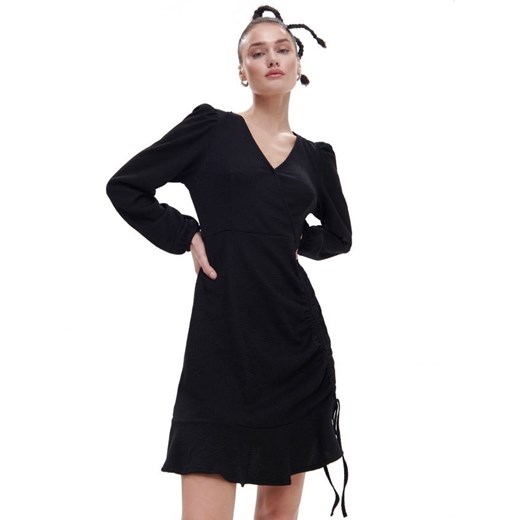 Cropp - Czarna sukienka z ozdobnym wiązaniem - czarny Cropp M Cropp wyprzedaż