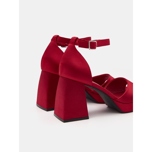 Sandały damskie Sinsay czerwone z klamrą eleganckie 