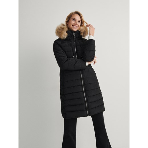 Reserved - Pikowany płaszcz z futerkiem - czarny ze sklepu Reserved w kategorii Płaszcze damskie - zdjęcie 165741232