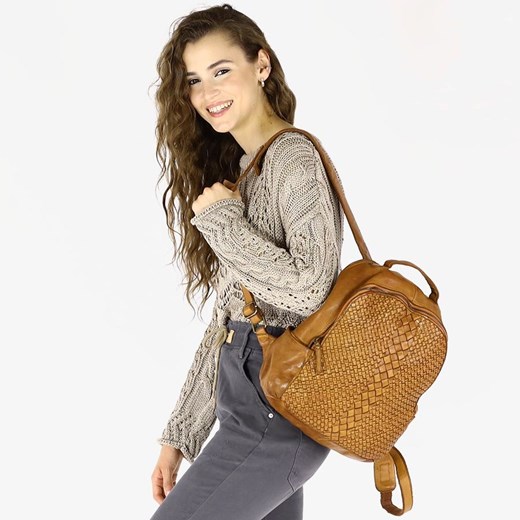 Skórzany plecak dwukomorowy damski - MARCO MAZZINI brąz camel ze sklepu Verostilo w kategorii Plecaki - zdjęcie 165746663