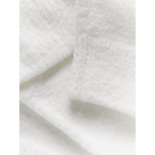 Sweter damski Reserved biały z golfem 