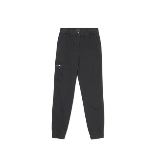 Cropp - Czarne joggery z kieszenią cargo - czarny ze sklepu Cropp w kategorii Spodnie damskie - zdjęcie 165984791