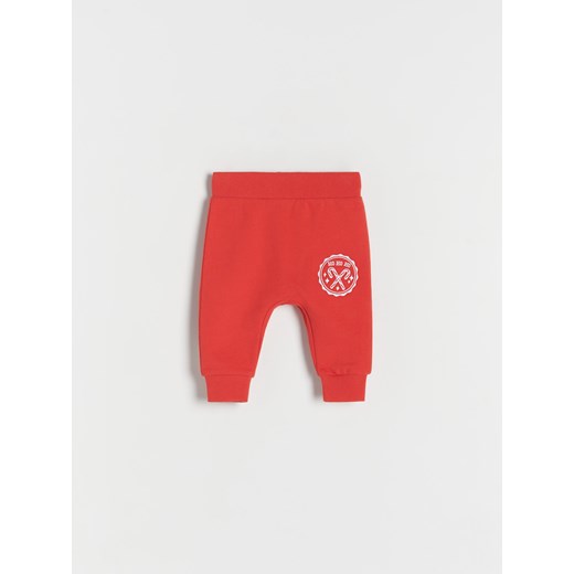 Reserved - Spodnie ze świątecznym motywem - czerwony ze sklepu Reserved w kategorii Spodnie i półśpiochy - zdjęcie 166012263