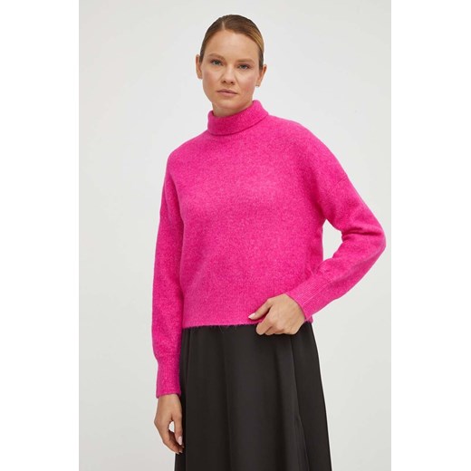 Samsoe Samsoe sweter wełniany NOLA kolor różowy z półgolfem F18322002 ze sklepu PRM w kategorii Swetry damskie - zdjęcie 166042513