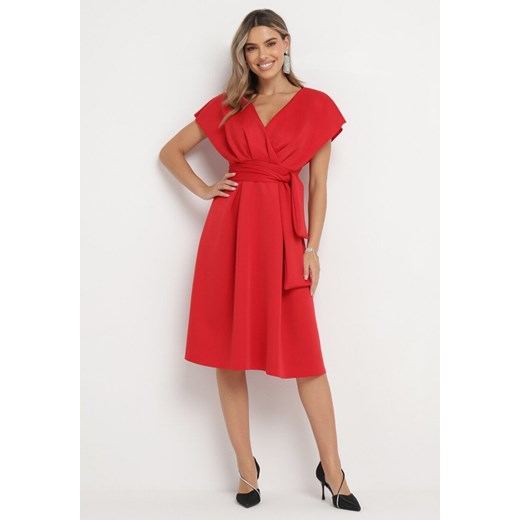 Czerwona Rozkloszowana Sukienka Midi z Trójkątnym Dekoltem i Paskiem w Talii S Born2be Odzież okazyjna cena