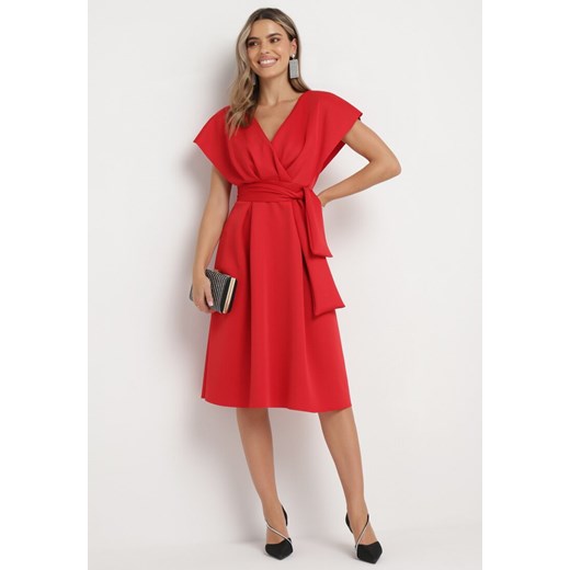 Czerwona Rozkloszowana Sukienka Midi z Trójkątnym Dekoltem i Paskiem w Talii M okazja Born2be Odzież