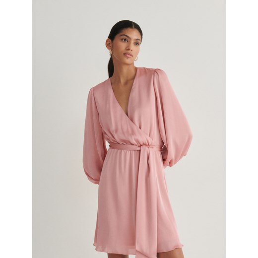 Różowa sukienka Reserved prosta z dekoltem w serek tkaninowa 