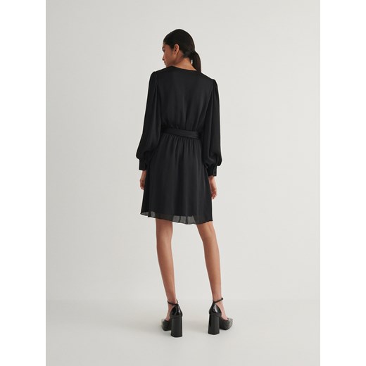 Sukienka Reserved czarna prosta casual z tkaniny mini z długim rękawem 