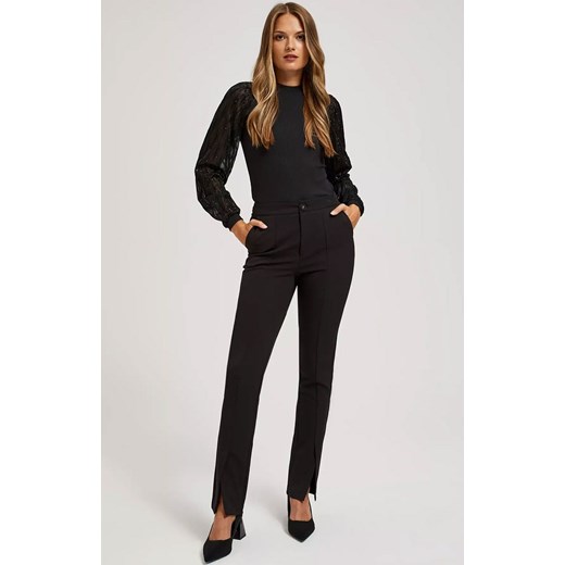 Czarne spodnie damskie w kant z rozcięciem 4223, Kolor czarny, Rozmiar XS, Moodo ze sklepu Primodo w kategorii Spodnie damskie - zdjęcie 166220830