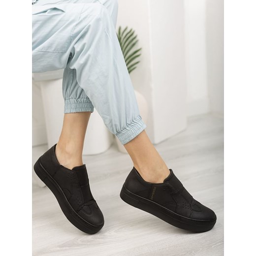 OYO FOOTWEAR Slippersy w kolorze czarnym ze sklepu Limango Polska w kategorii Półbuty damskie - zdjęcie 166225122