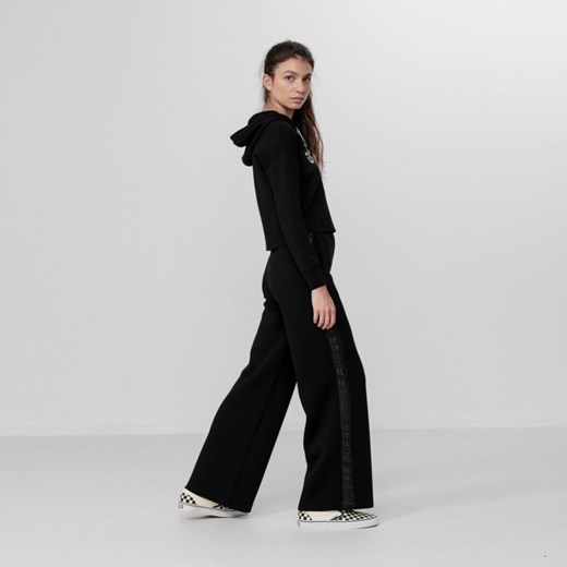 Damskie spodnie dresowe GUESS ALLIE SCUBA WIDE PANTS Guess XS wyprzedaż Sportstylestory.com