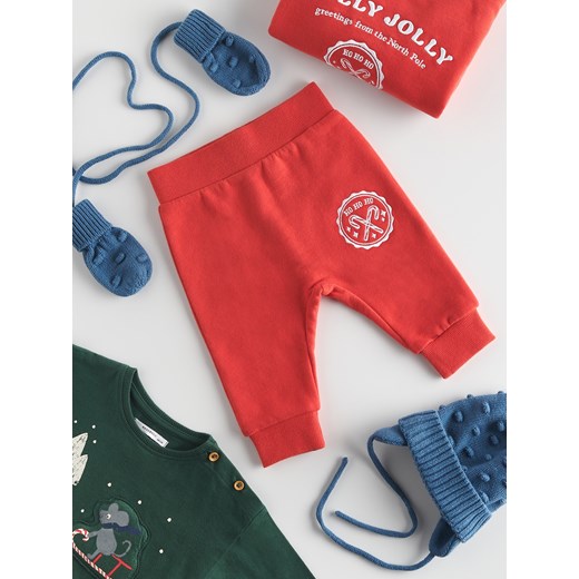 Reserved - Spodnie ze świątecznym motywem - czerwony ze sklepu Reserved w kategorii Spodnie i półśpiochy - zdjęcie 166314303