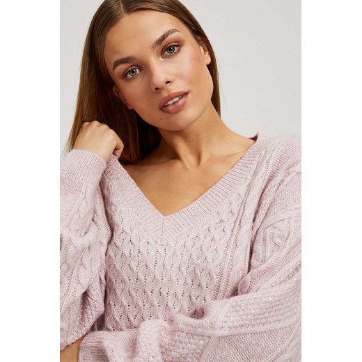 Sweter z dekoltem w serek różowy ze sklepu Moodo.pl w kategorii Swetry damskie - zdjęcie 166317303